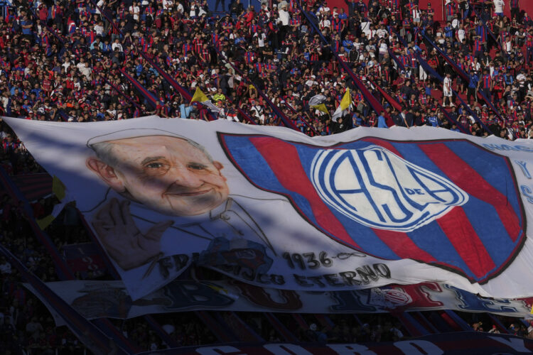 Argentina's San Lorenzo club pays tribute to Pope Francis during match